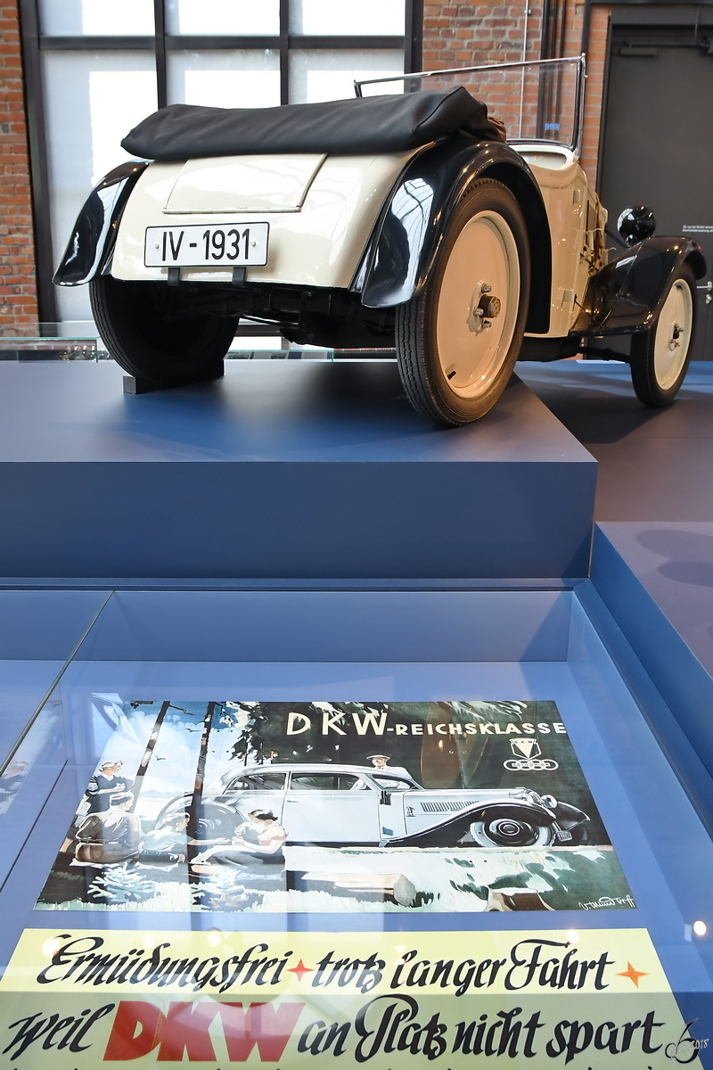 Zeitgenössische Automobilwerbung aus den 30er Jahren, dahinter ein DKW Frontantriebswagen F1. (Sächsisches Industriemuseum Chemnitz, August 2018)