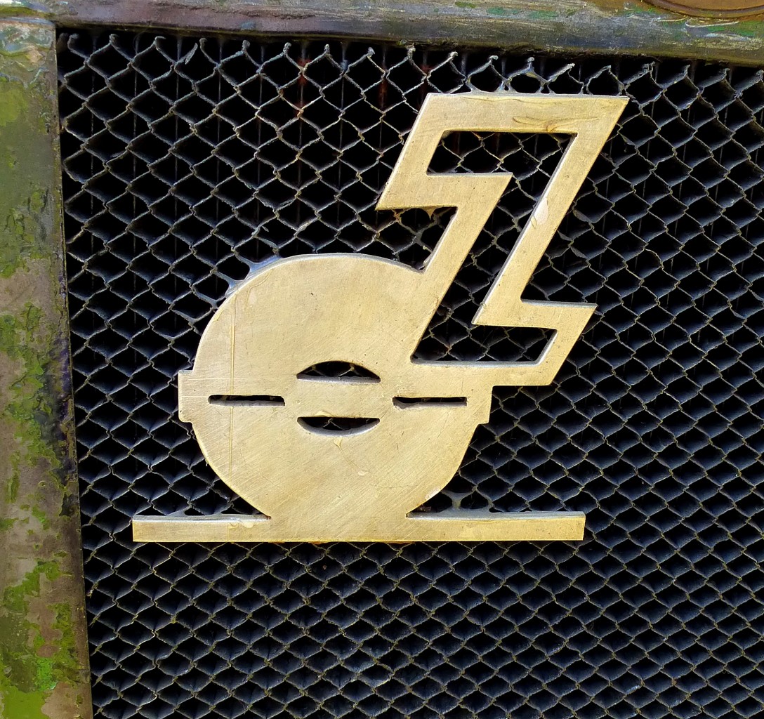 Zettelmeyer, Emblem am Khler eines Oldtimertraktors von 1937, Dez.2015