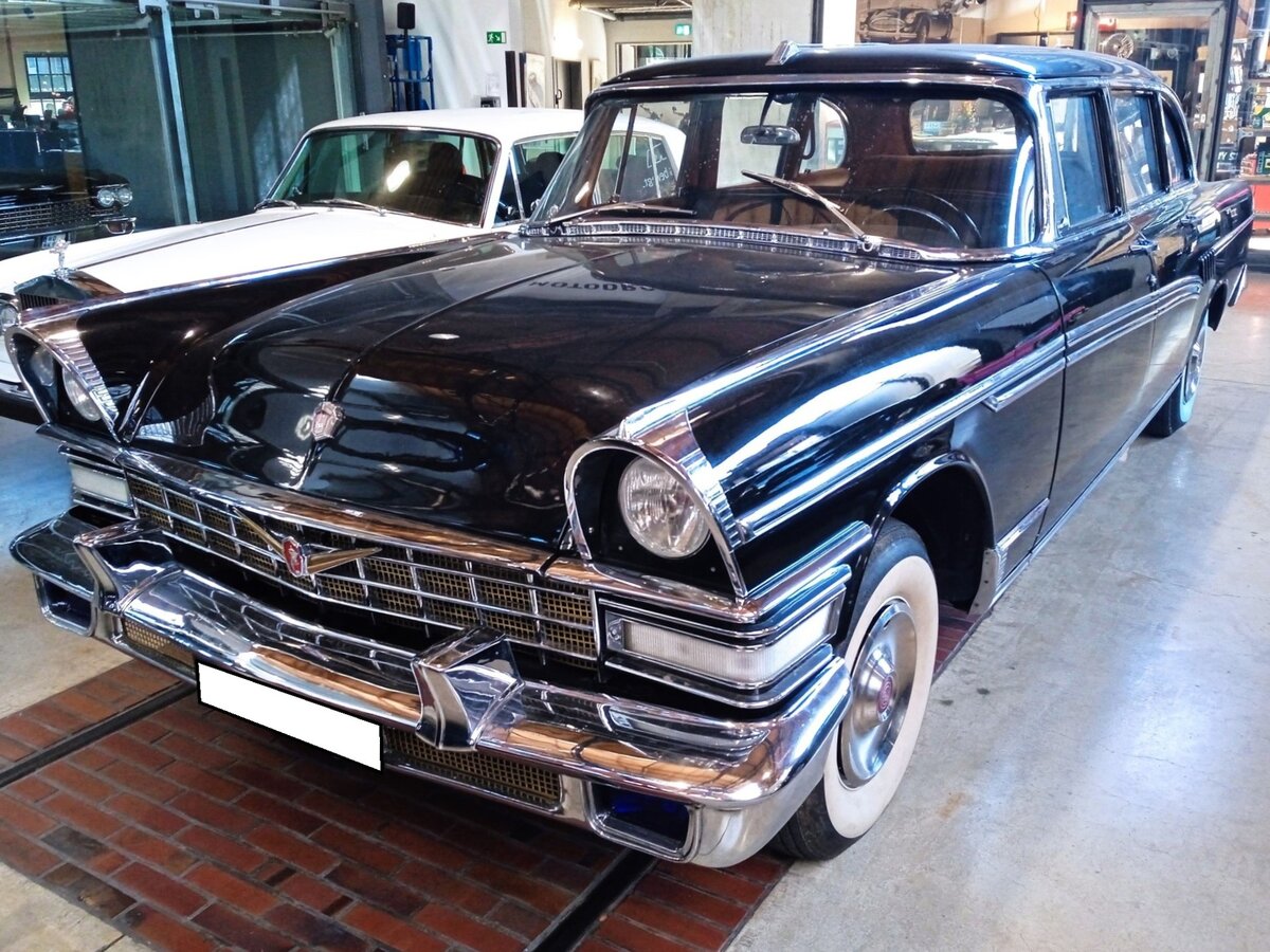 ZIL 111 aus dem Jahr 1962. Im Jahr 1956 wurde im Zuge der  Entstalinisierung  der Sowjetunion aus der Marke ZIS die Marke ZIL (Z awod I meni L ichatschewa). Auf der Moskauer Industrieausstellung des Jahres 1956 stellte das Werk mit dem ZIL 111 den Nachfolger des  ZIS 110 vor. Das Modell trug zusätzlich die Typenbezeichnung  Moskwa . Das Design des Autos gleicht sehr dem US-amerikanischen Packard  Patrician . Die Auslieferung der Fahrzeuge, die immerhin ein Länge von 6,14 Metern aufwiesen, erfolgte dann ab 1959. Der V8-Motor dieses imposanten Autos hat einen Hubraum von 5980 cm³ und leistete anfänglich 220 PS. Später wurde die Leistung auf 200 PS zurück genommen. Classic Remise Düsseldorf am 15.01.2026.