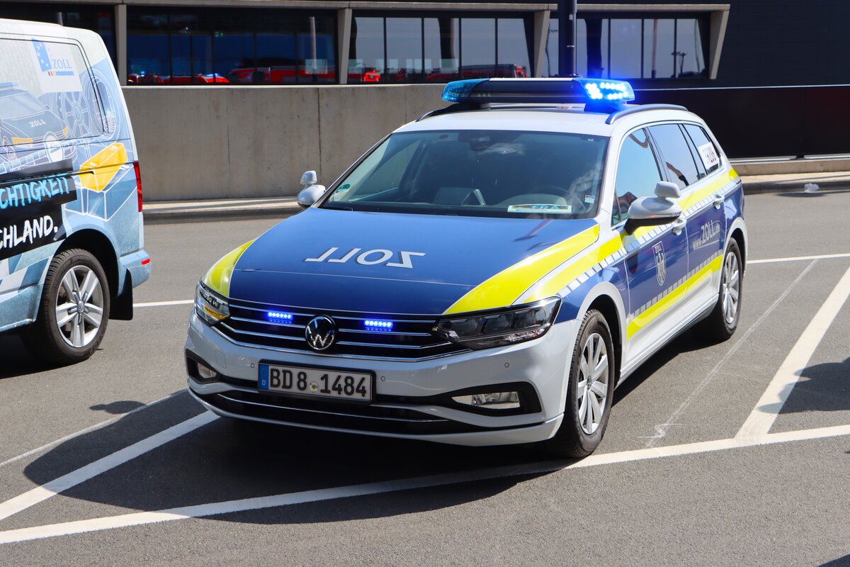 Zoll Frankfurt Flughafen VW Passat am 11.04.26 beim Terminal 3 Eröffnungsevent