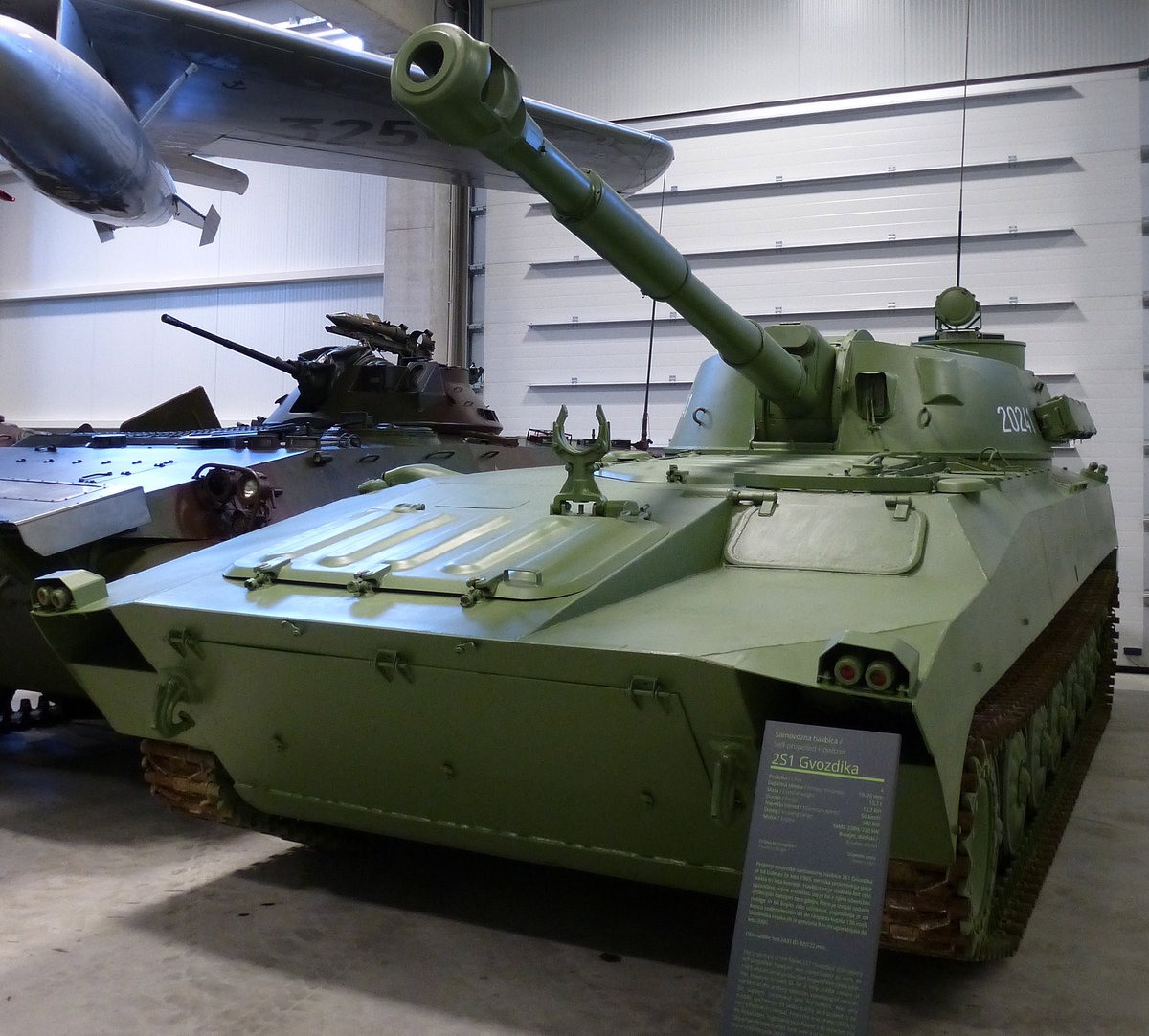 ZS1 Gvozdika, schwimmfähige 122mm-Selbstfahrlafette aus sowjetischer Produktion, gebaut ab 1972 und auch von der Jugoslawischen Volksarmee eingesetzt, 8-Zyl.Diesel mit 300PS, Vmax.60Km/h, Militärmuseum Pivka, Juni 2016