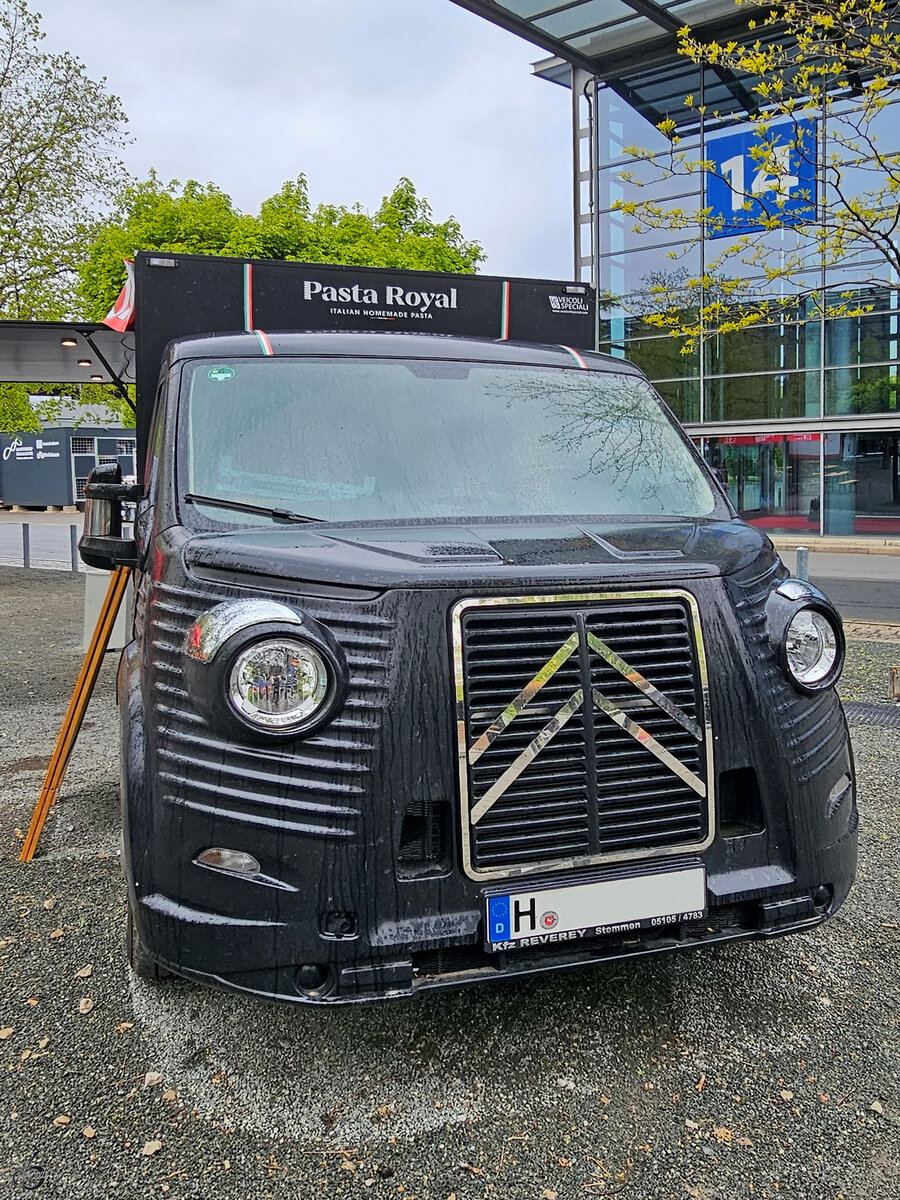 Zum siebzigsten Geburtstag des Citroën Typ H wurde der aktuelle Citroën Jumper von FC Automobili neu gestaltet und ist hier als Imbisswagen zu sehen. (Hannover, April 2024)