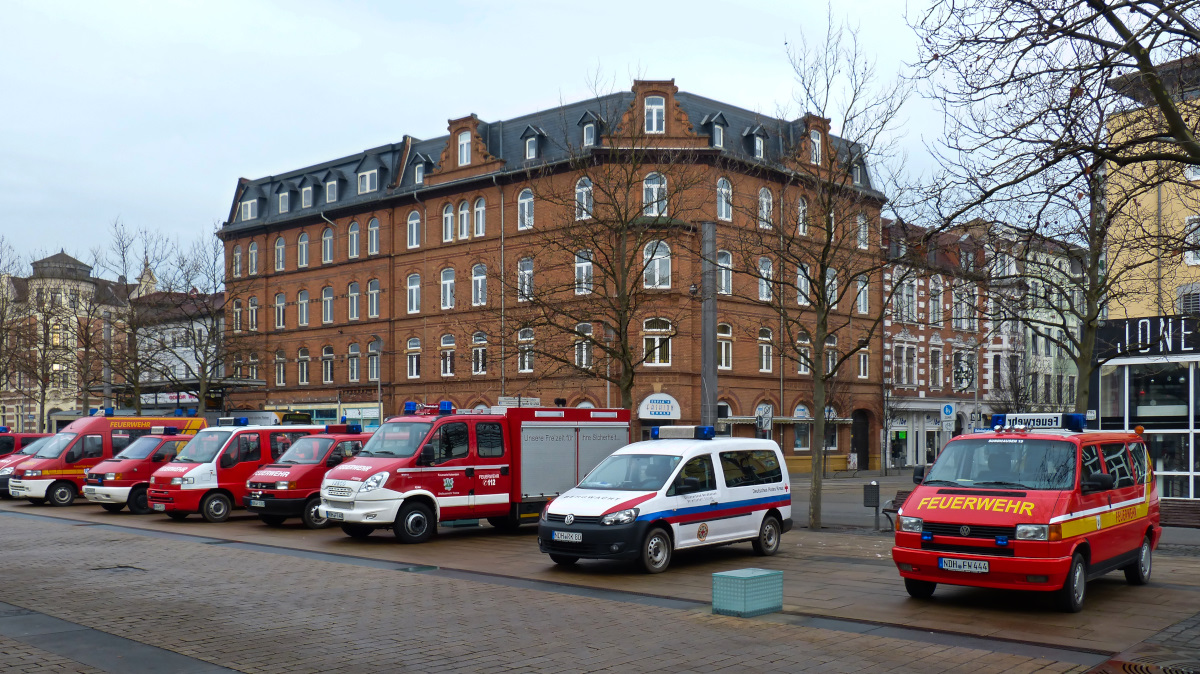 Zur Friedenslicht-Anzündung kam am 20.12.2015 auf dem Bahnhofsvorplatz von Nordhausen zum Zusammentreffen von Feuerwehrfahrzeugen des ganzen Landkreises