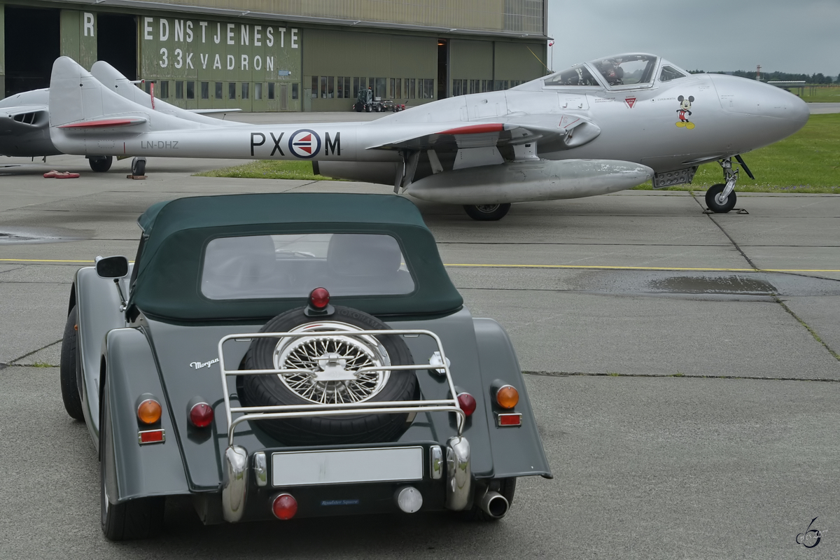 Zwei britische Klassiker, zum einen der Morgan Plus und dahinter eine DeHavilland DH-115 Vampire. (Flughafen Stavanger Sola, Juni 2017)