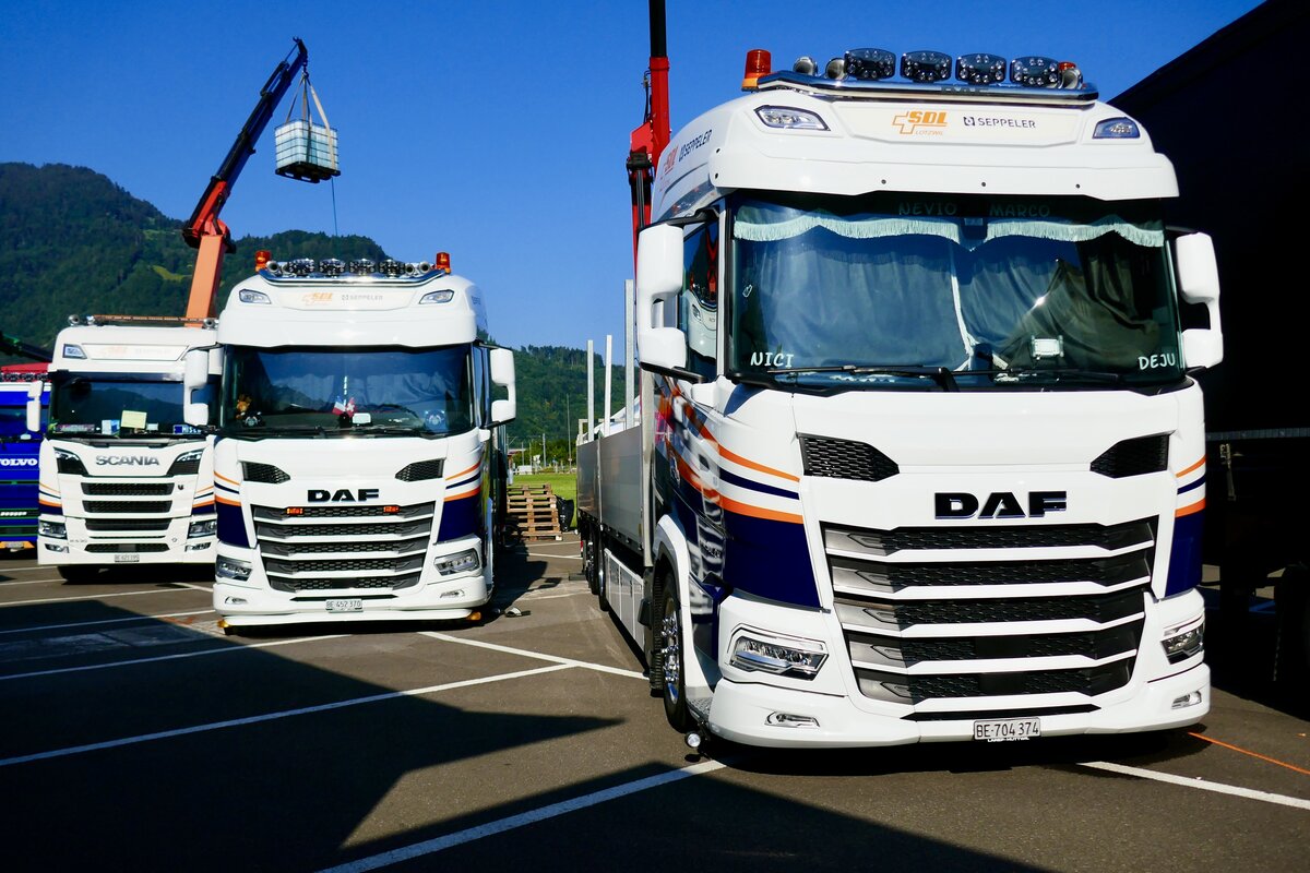 Zwei DAF und ein Scania von SDL am 27.6.26 beim Trucker Festival Interlaken.
