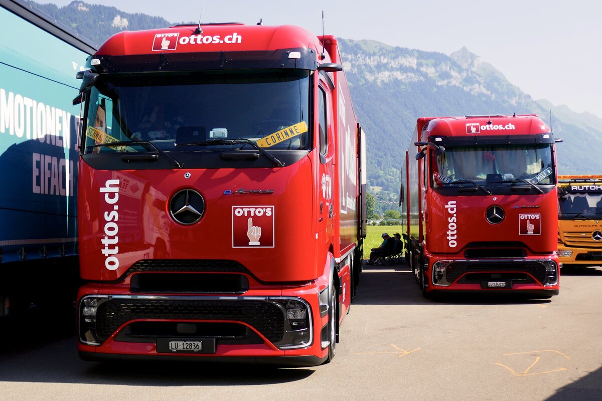 Zwei eActris H�ngerz�ge von Ottos am 27.6.26 beim Trucker Festival Interlaken.