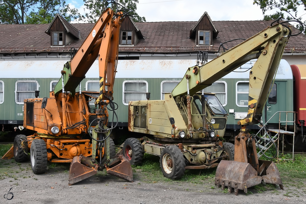 Zwei Exemplare des ab 1965 im VEB Weimar-Werk gebauten Mobilbagger T 174. (Eisenbahnmuseum Weimar, August 2018)