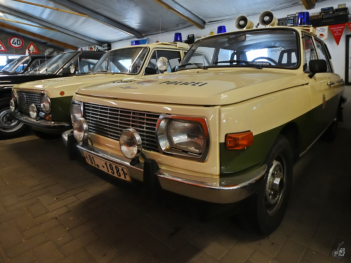 Zwei Fahrzeuge der Volkspolizei, im Vordergrund ein Wartburg 353, dahinter ein Lada 2101. (DDR-Museum Dargen, August 2021)