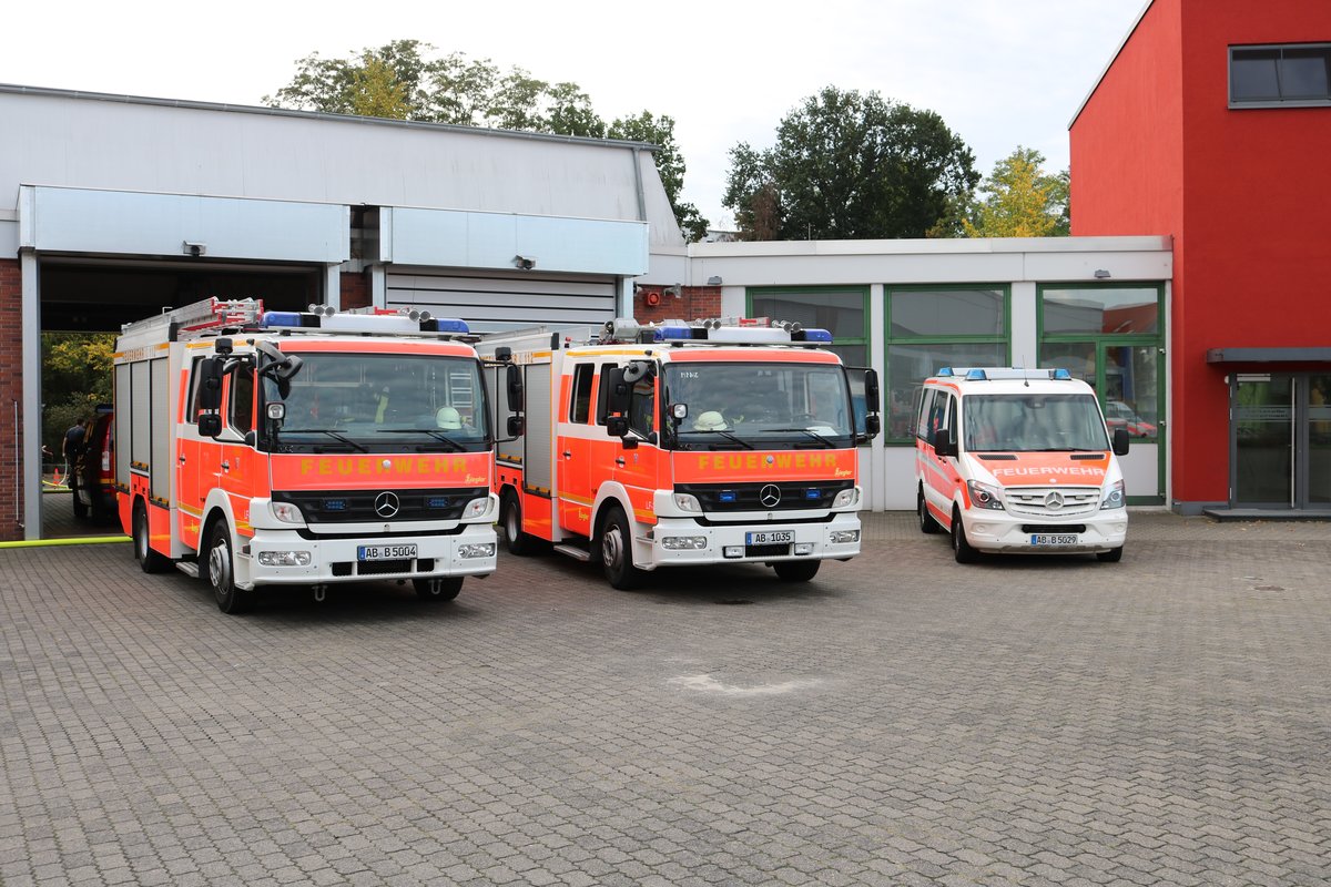 Zwei Feuerwehr Aschaffenburg Mercedes Benz Atego LF und ein Mercedes Benz Sprinter MZF am 29.09.19 beim Tag der offenen Tür