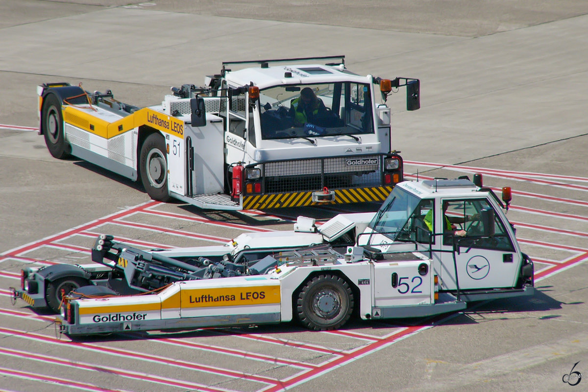 Zwei Flugzeugschlepper von Goldhofer am Düsseldorfer Flughafen. (Mai 2004)