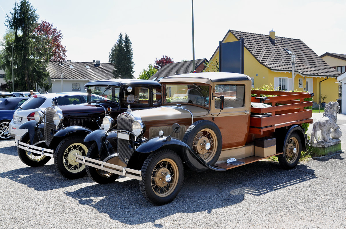 Zwei Ford Oldtimer stehen auf einem Parkplatz beim Römischen Theater in Augst. Die Aufnahme stammt vom 23.04.2017.