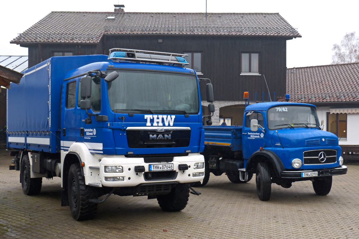 Zwei Generationen von Fahrzeugen des THW. MAN 18 280 Mehrzweckkraftwagen (MzkW)Bj. 2014 und Mercedes Rundhauber 1113. Aufgenommen beim THW Regen 07.11.2015