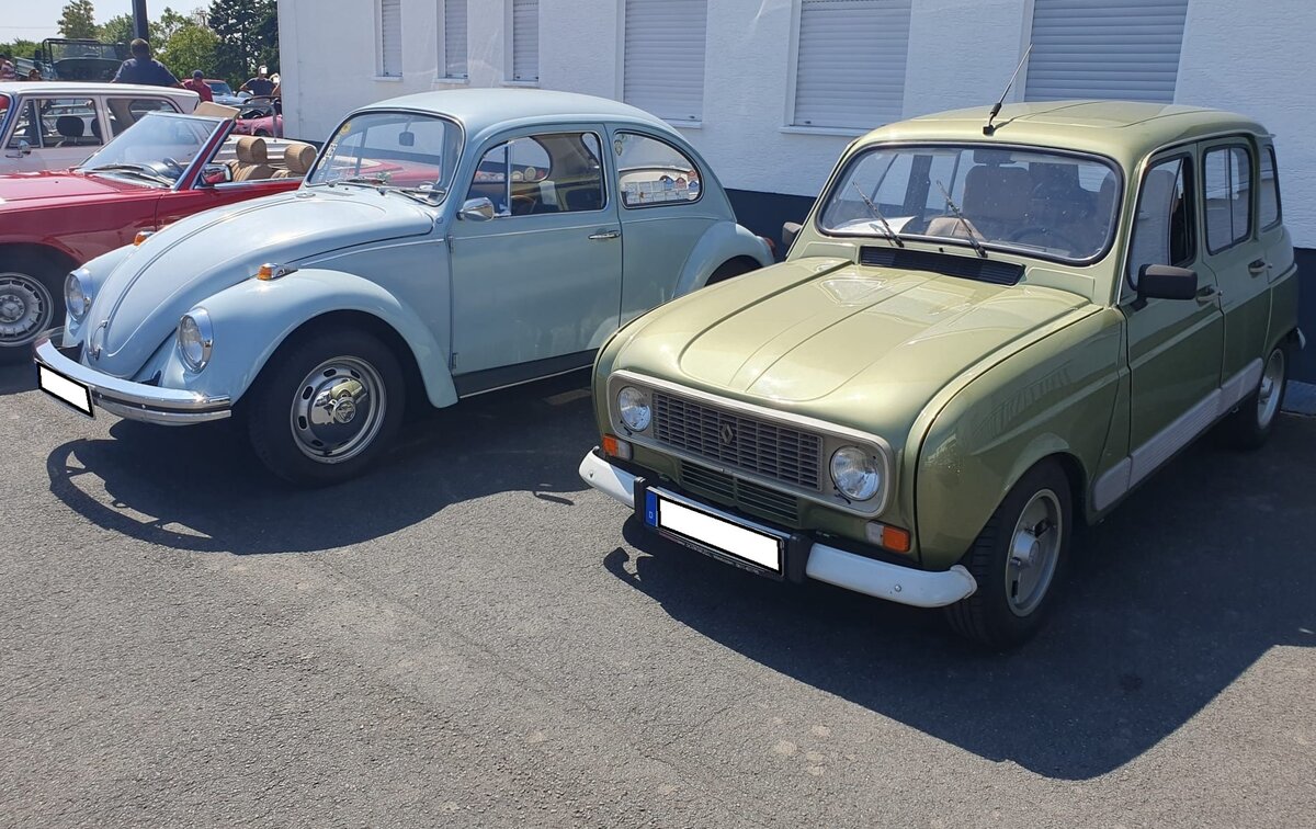 Zwei Ikonen der Massenmotorisierung der 1960´er Jahre in Deutschland und Frankreich. Der VW Typ 1  K�fer  und der kantige Renault R4. Oldtimertreffen am Landmuseum Lorch-Ransel am 02.08.2026.