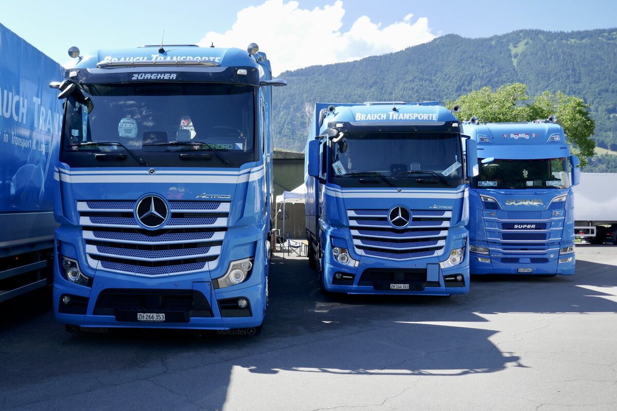 Zwei MB Actros Hängerzüge von Brauch und eine Scania Pritsche von Domig am 26.6.22 beim Trucker Festival Interlakem.