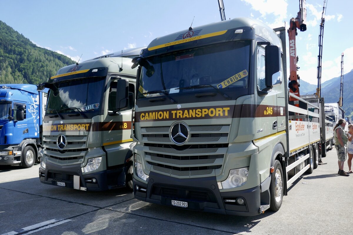 Zwei MB Actros Hängerzüge von Camion Transport am 26.6.22 beim Trucker Festival Interlaken.