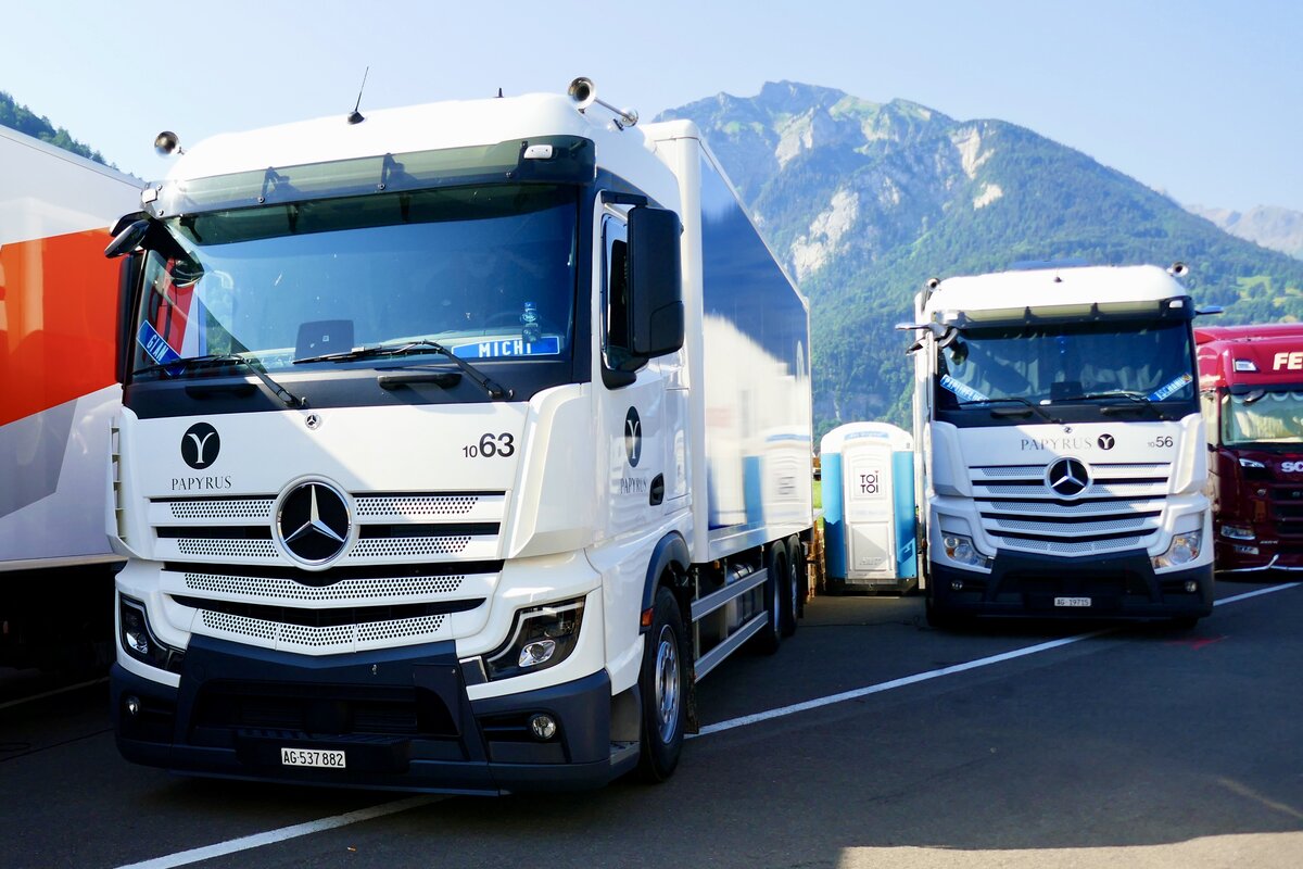 Zwei MB Actros von Papyrus am 27.6.26 beim Trucker Festival Interlaken.