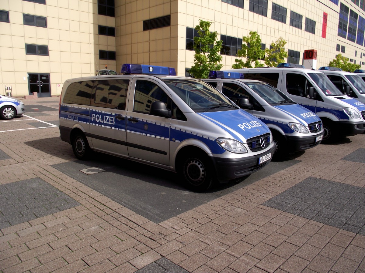 Zwei Mercedes Benz Vito der Polizei Frankfurt am Main am 21.09.13 auf der IAA