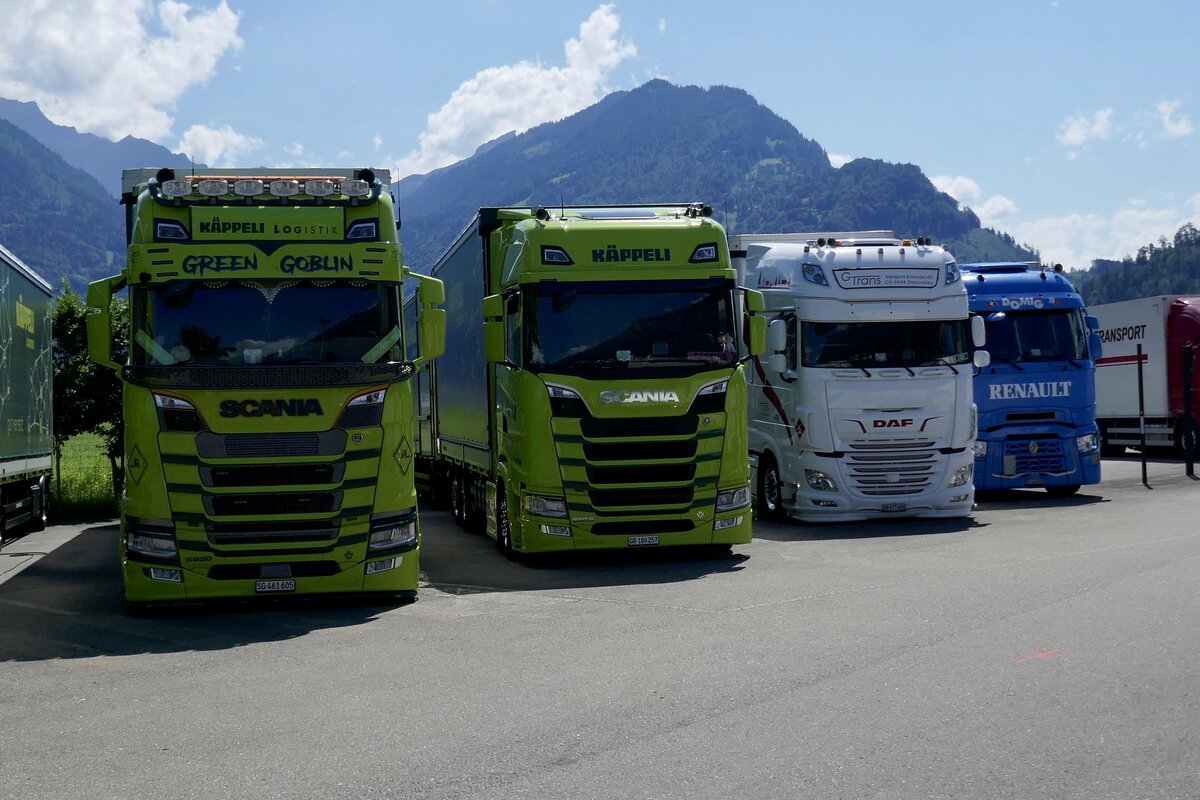 Zwei Scania Hängerzüge von Käppeli Logistik, ein DAF Hängerzug von G Trans und ein Renault Hängerzug von Domig am 26.6.22 beim Trucker Festival.
