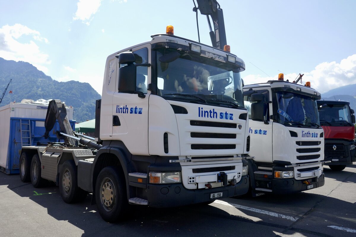 Zwei Scania mit Abrollcontainer von Linth stz am 26.6.22 beim Trucker Festival Interlaken.