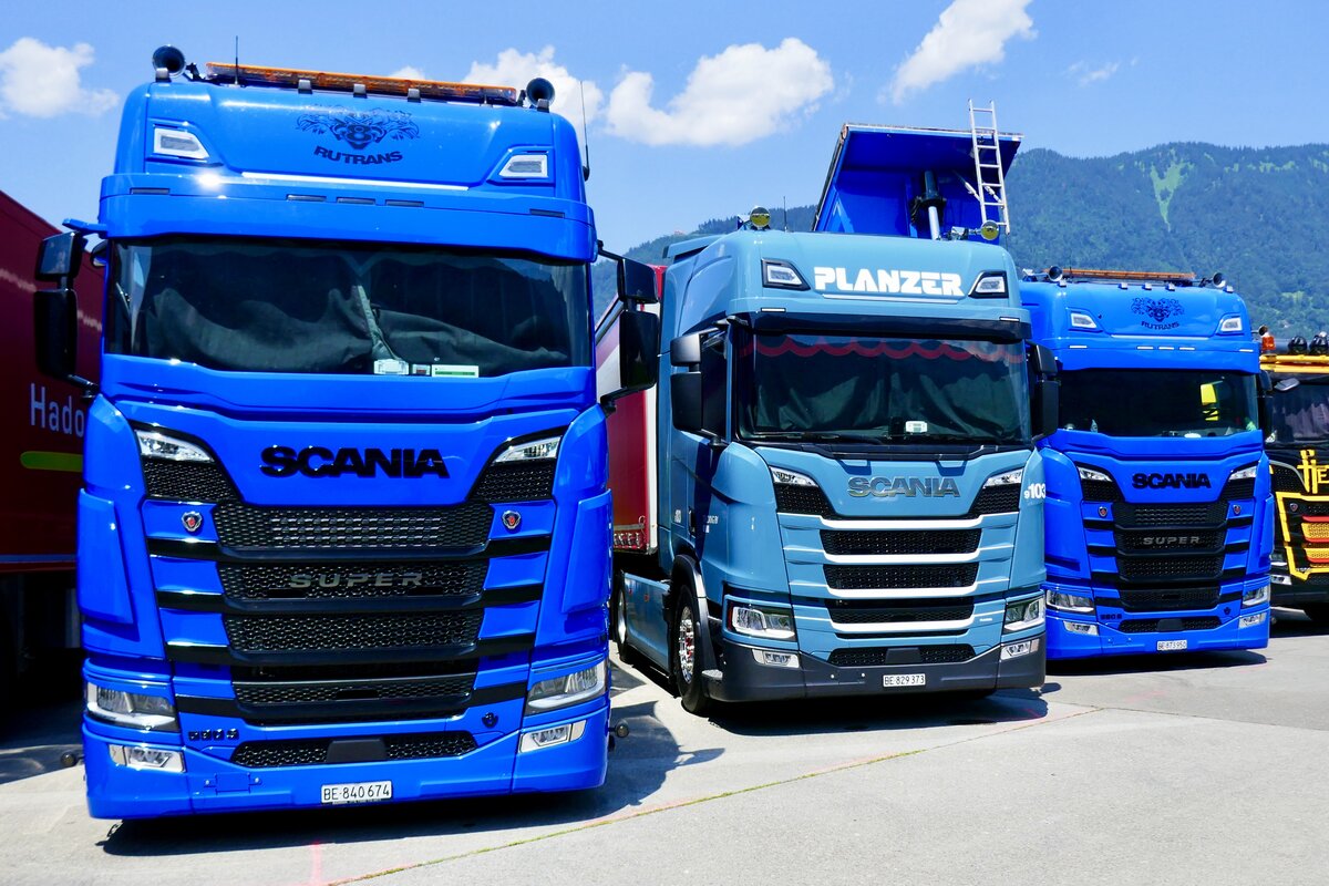 Zwei Scania von Rutrans und ein Scania im Auftrag von Planzer am 27.6.26 beim Trucker Festival in Interlaken.