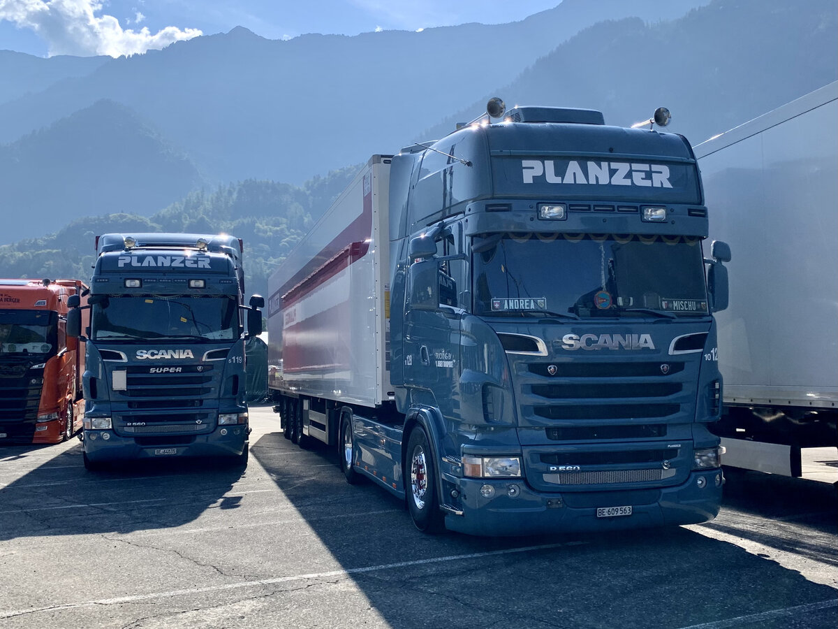 Zwei Scania Sattelzüge von Planzer am 4.9.21 beim  special  Trucker Festival in Interlaken.
