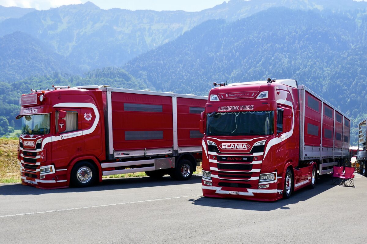 Zwei Scania Tiertransporter von F�ssler am 27.6.26 beim Trucker Festival in Interlaken.