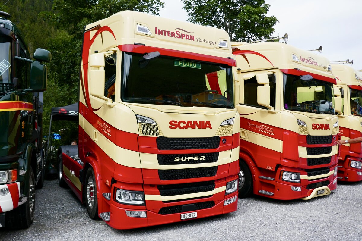 Zwei Scania Zugmaschinen von InterSpan am 29.8.26 beim Diemtigtaler Truck Treff.