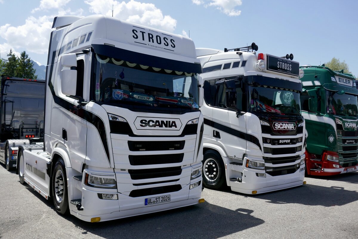 Zwei Scania Zugmaschinen von Stross am 20.6.26 bei der L�ndle Truckshow.