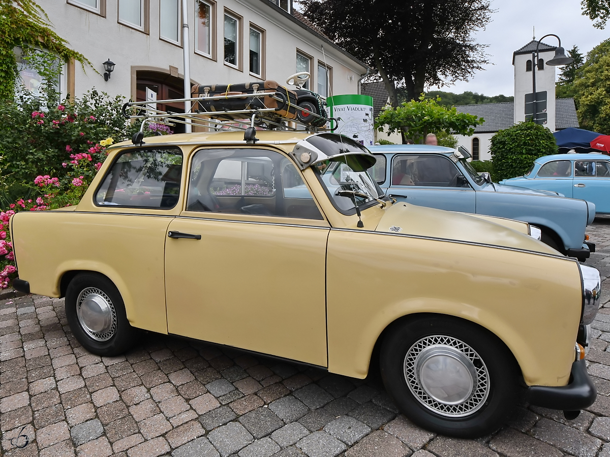 Zwei Trabant 601 standen Anfang Juli 2019 in der Innenstadt von Altenbeken.