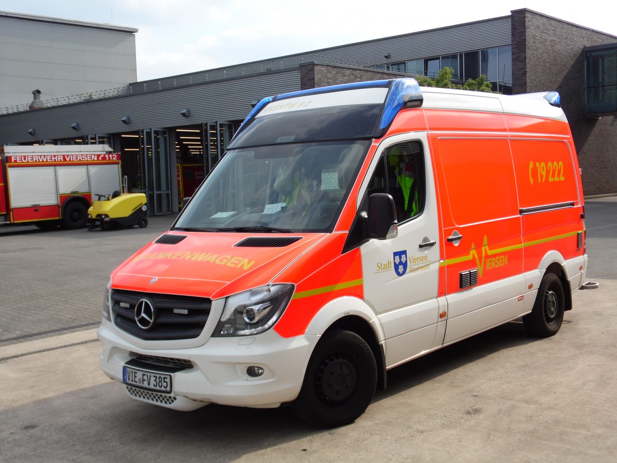 Zweiter Krankentransportwagen (KTW) der Freiwilligen Feuerwehr Viersen.

Fahrgestell: Mercedes-Benz Sprinter 316 CDi

Ausbau: WAS 

Der Krankenwagen kann auch als Rettungswagen eingesetzt werden und ist in Viersen

am 31.5.2014 von mir aufgenommen worden