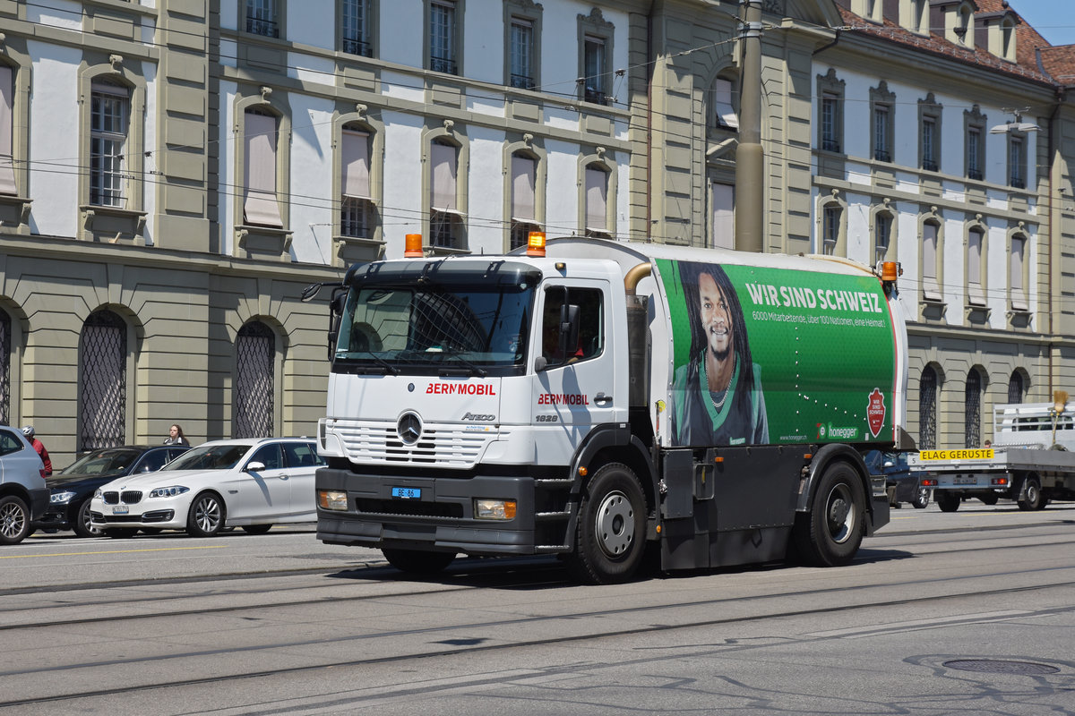 Zweiwegfahrzeug Mercedes ATECO reinigt die Geleise am Bubenbergplatz in Bern. Die Aufnahme stammt vom 24.06.2020. 