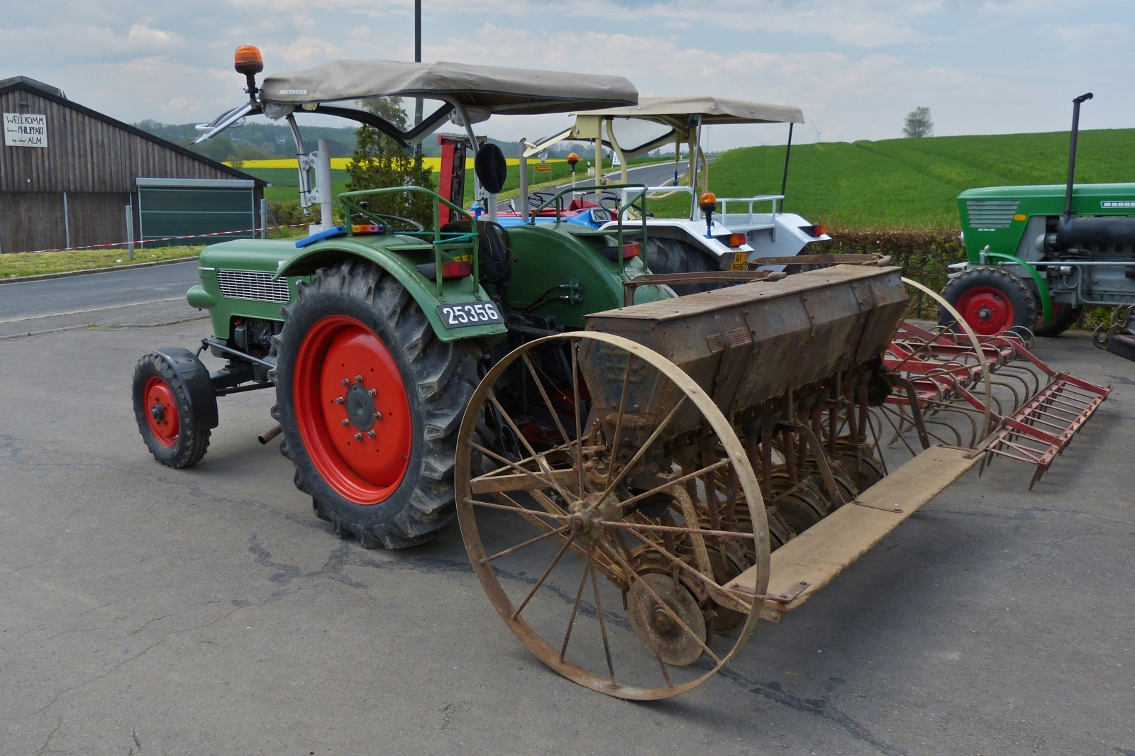  Sämaschine hängt am Fendt Farmer 2, aufgenommen beim „Baurefest in Brotebach“. 14.05.2023