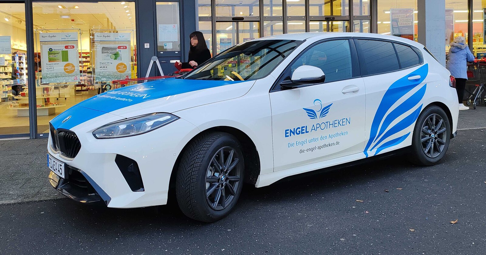 =1er BMW der Engelapotheken steht vor einer Filiale in Petersberg, 12-2025