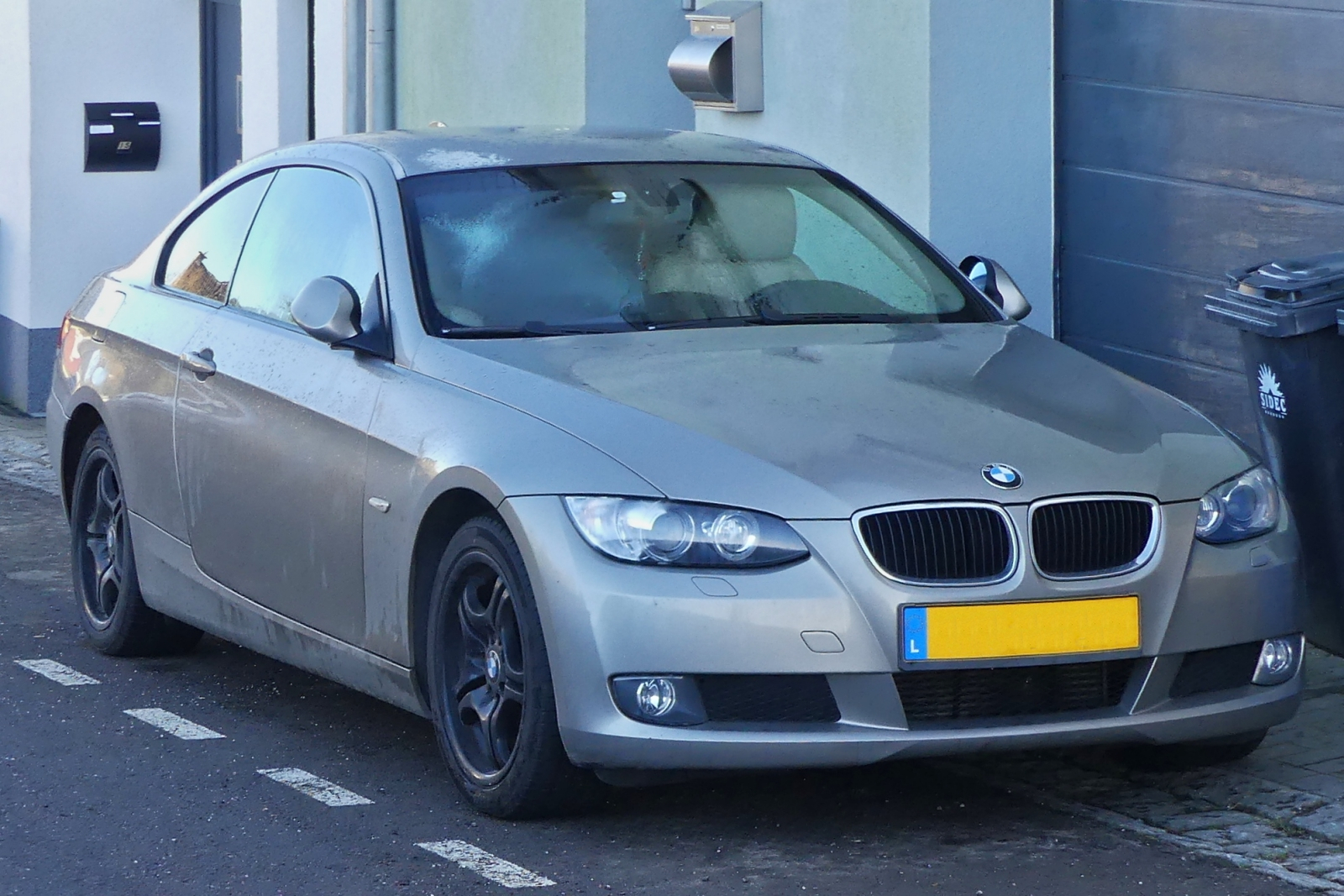 3er BMW steht vor der Garagen Einfahrt. 01.2024