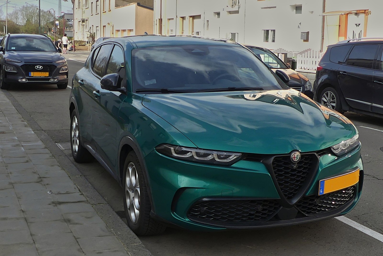 Alfa Romeo Tonale, steht nahe dem Bürgersteig. 03.2024