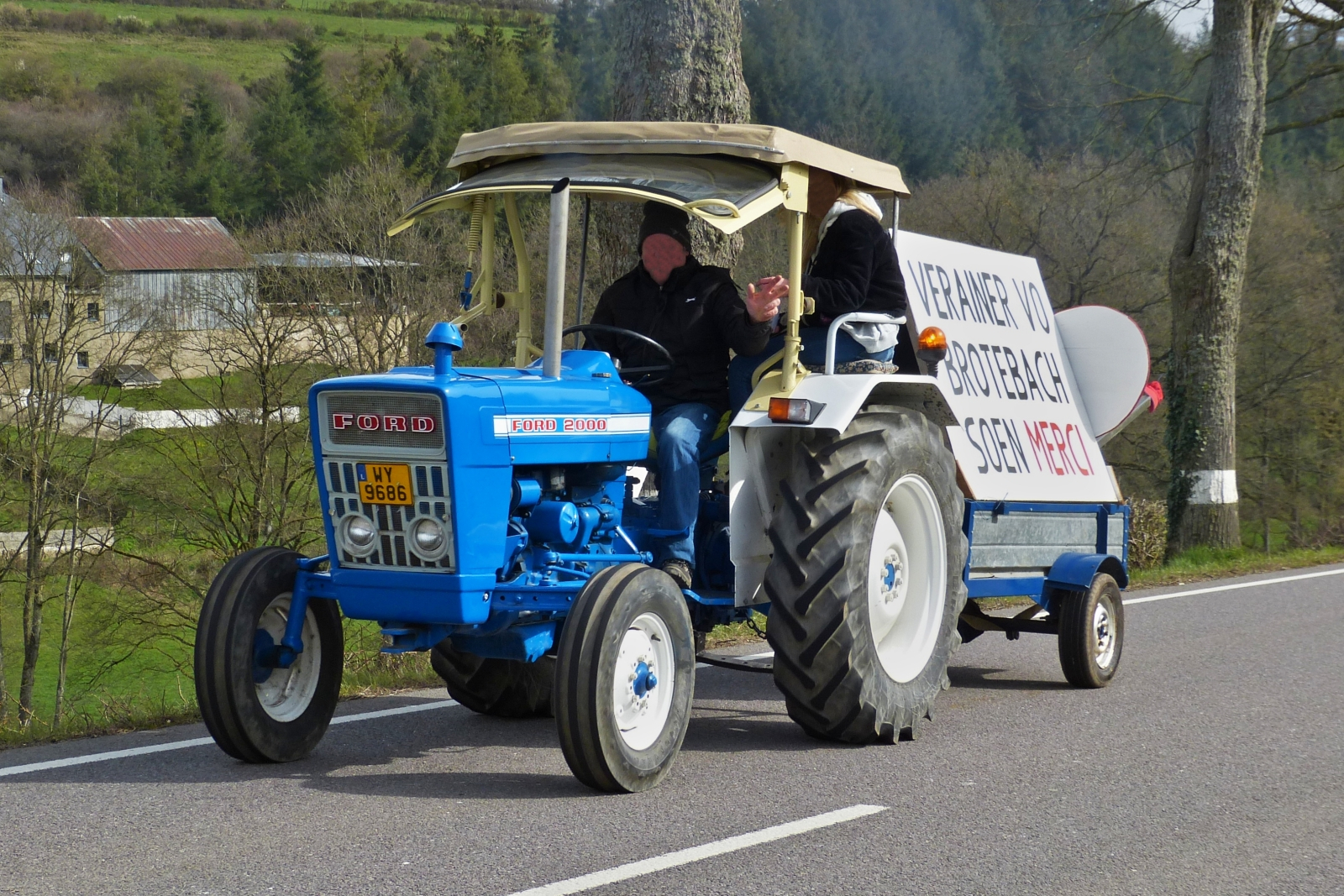Am Ende der Traktoren Kolone zog dieser Ford 2000 einen Hänger mit einer großen Tafel, mit der Aufschrift: die Vereine aus Brachtenbach bedanken sich bei den Zuschauern und de Spendern. 10.04.2023 