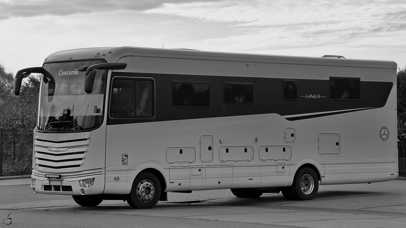 Anfang November 2025 habe ich dieses Concorde Liner Luxuswohnmobil auf einem Parkplatz in Travemünde entdeckt.