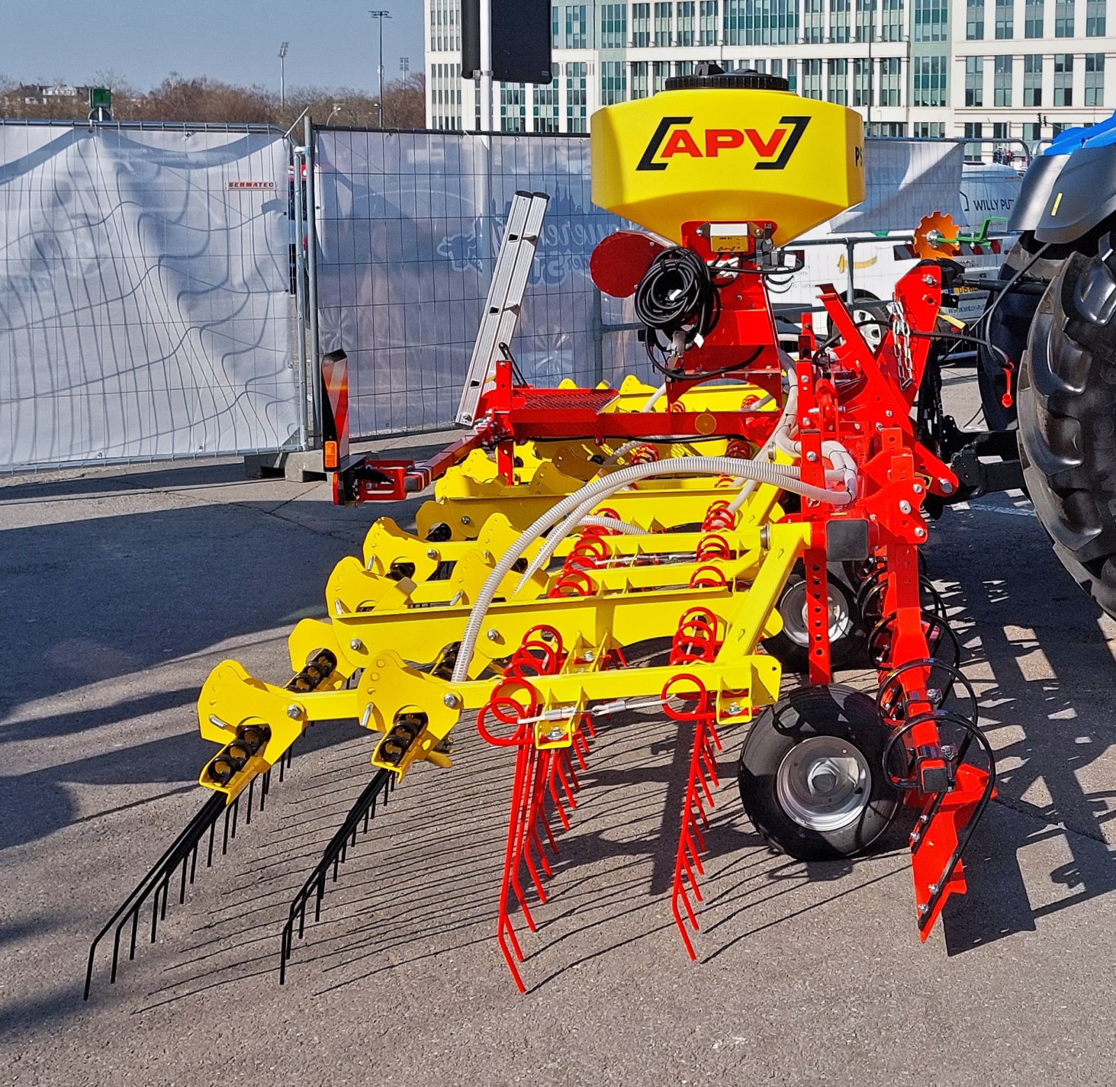 APV Gr�nlandstriegel (Federr�cken) mit Nachsaataufbau, war beim Tag auf dem Bauernhof in der Stadt Luxemburg ausgestellt. 03.2026