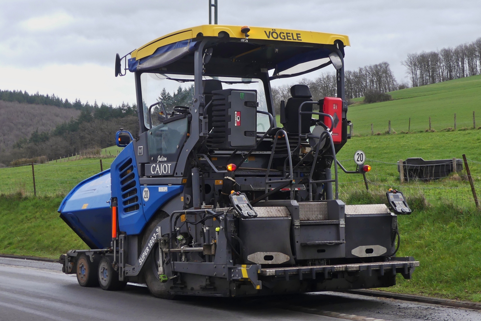 Asphaltfertiger V�gle Super 1803-3i  steht bereit f�r ihren Einsatz an der Stra�enbaustelle. 03.2026