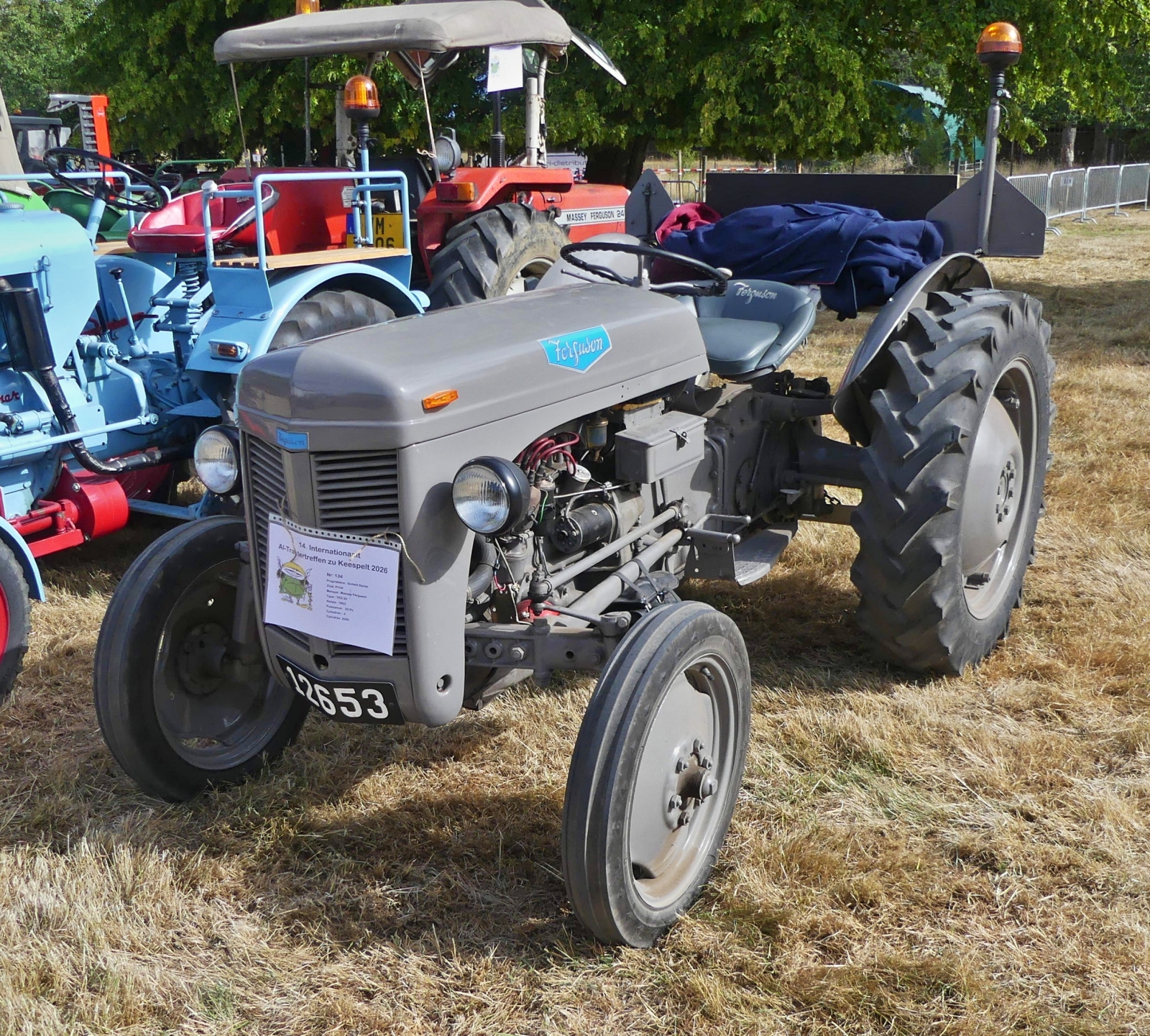 Auch dieser Ferguson TED 20, BJ 1953, 25 PS, 4 Zyl, 2000 ccm, war beim Traktorentreffen in Keispelt zu sehen. 09.08.2026
