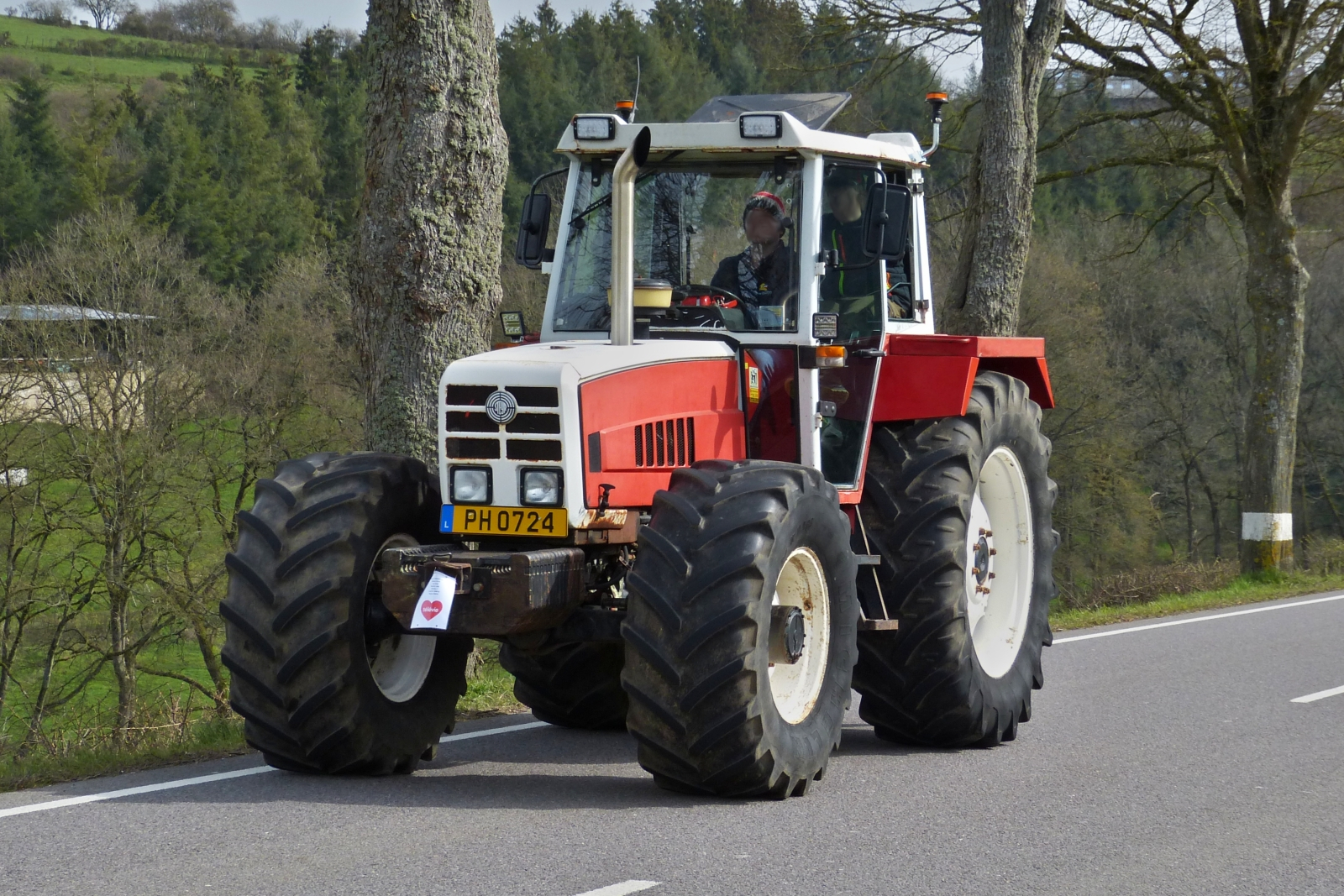 Auch dieser Steyr 8130 machte die Rundfahrt nahe Brachtenbach am Ostermontag mit. 10.04.2023