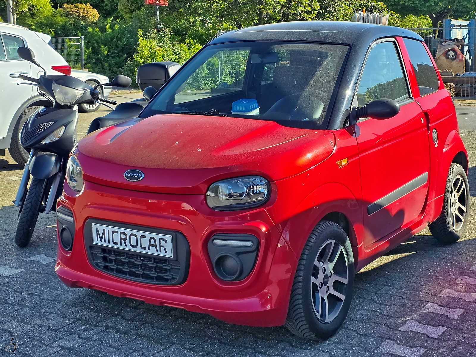 Auf einem Hattinger Parkplatz habe ich dieses Microcar im April 2026 M.Go 6 Plus entdeckt.