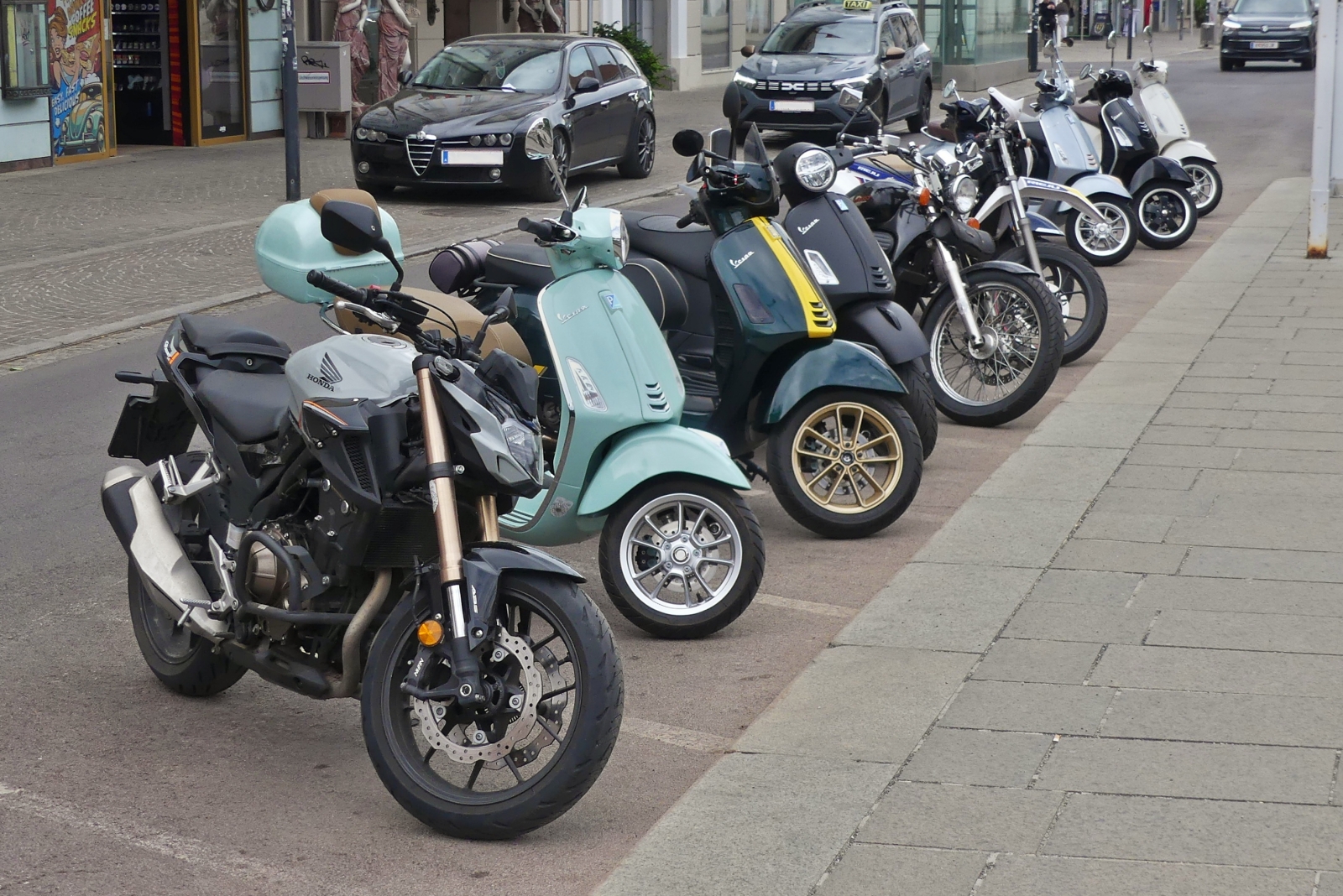 Auf einem Motorradparkplatz stand diese Honda Maschine und verschiedene Vespas abgestellt. 05.2026