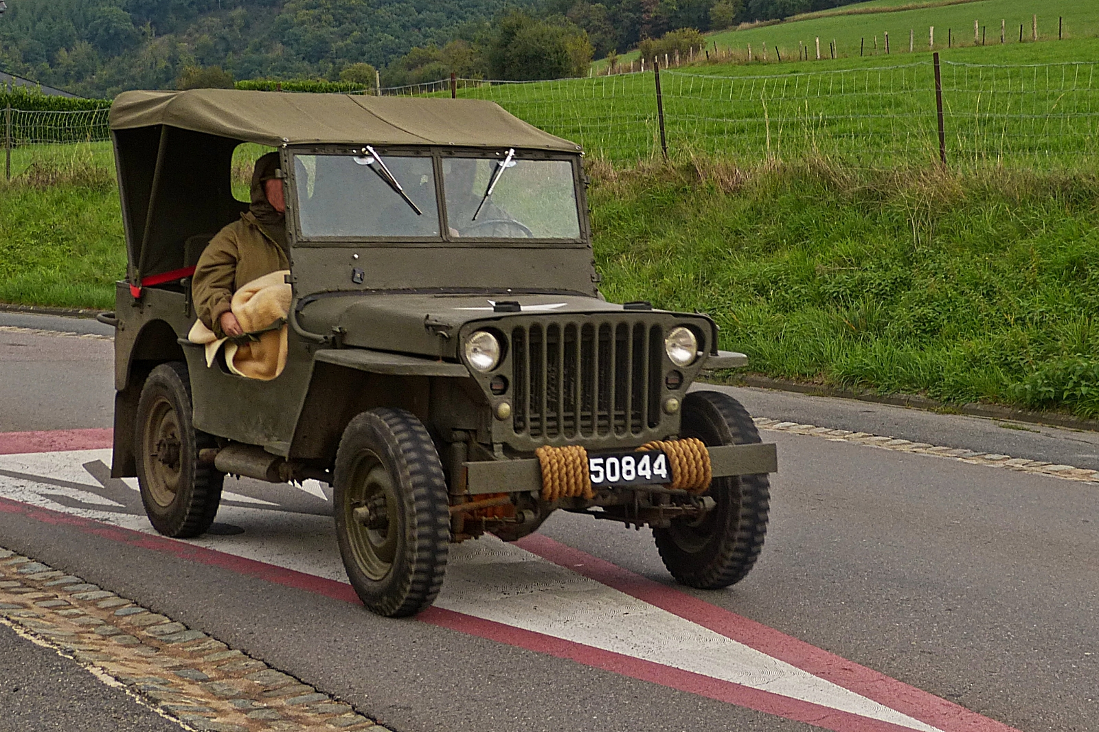 Ausfahrt mit einem Oldtimer Militär Jeep. 09.2022