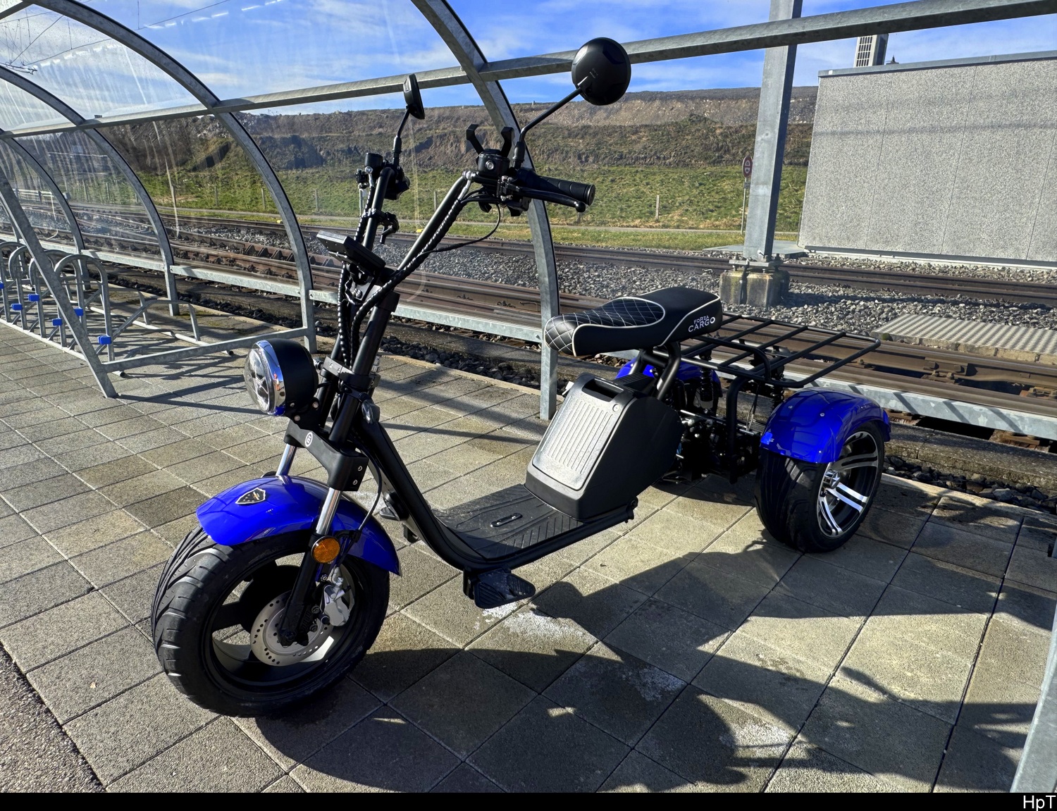 Blauer Elektro Roller - Moto ESO Moto Forza Cargo Rolle Abgestellt im Veloständer in Siselen am 13.02.2026