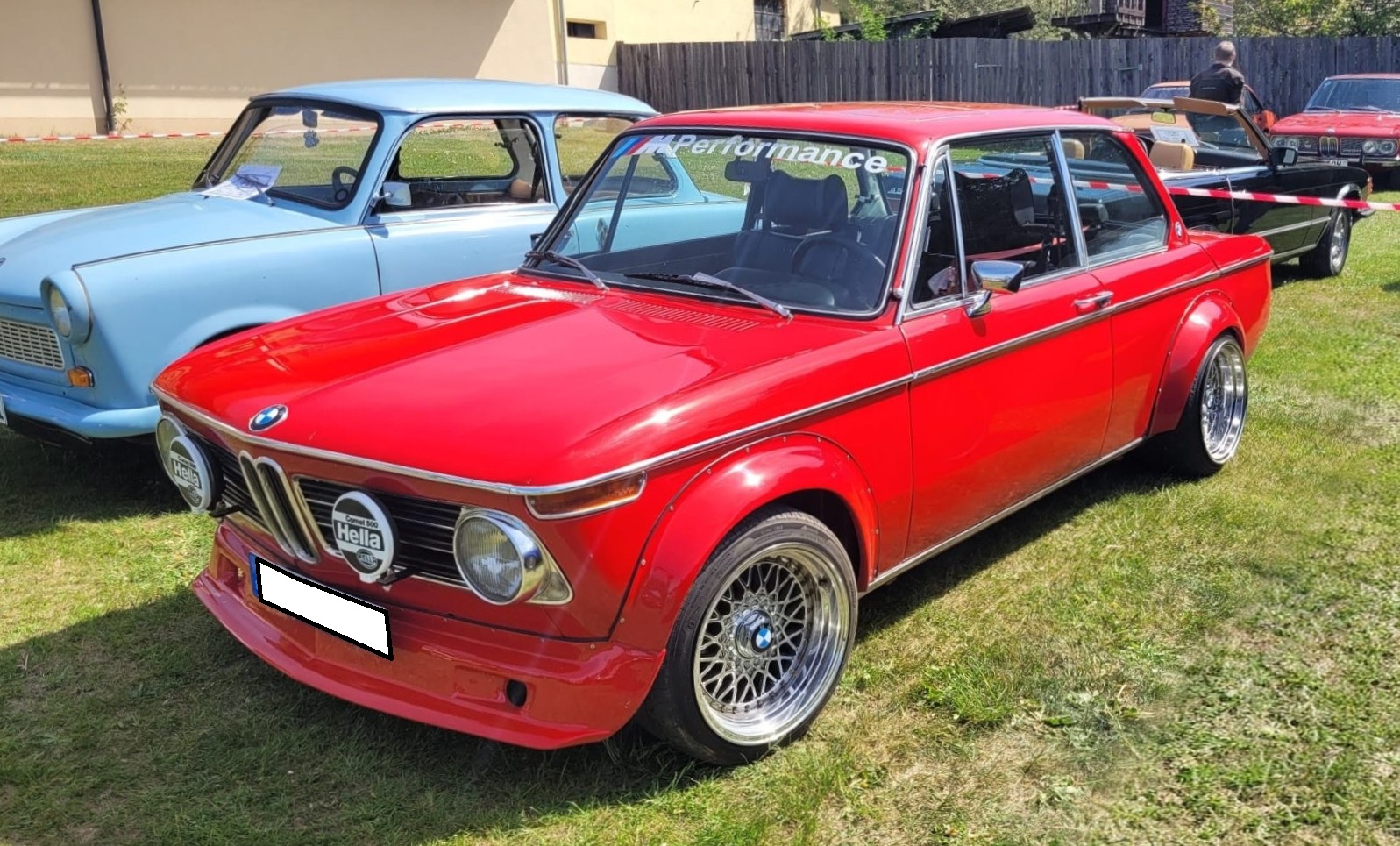 BMW 2002, gebaut von 1968 bis 1975. Hier wurde ein etwas  verfeinerter  2002 im Farbton malagarot abgelichtet, wie es bis August 1973 produziert wurde. Dieses ist am K�hlergrill und den Kopfst�tzen an den Vordersitzen erkennbar. Der Vierzylinderreihenmotor hat einen Hubraum von 1990 cm� und leistet serienm��ig 100 PS. Oldtimertreffen Altenthann/Oberpfalz am 03.05.2026.