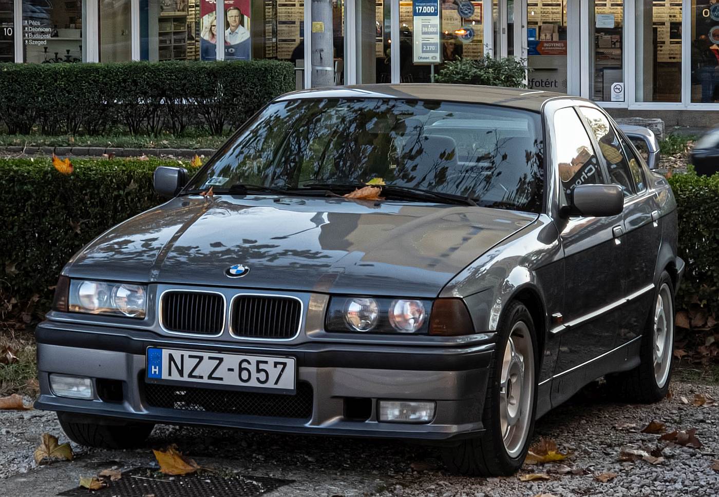 BMW 320i der Baureihe E36. DIeser Exemplar ist ptisch getunt. Foto: 11.2025.