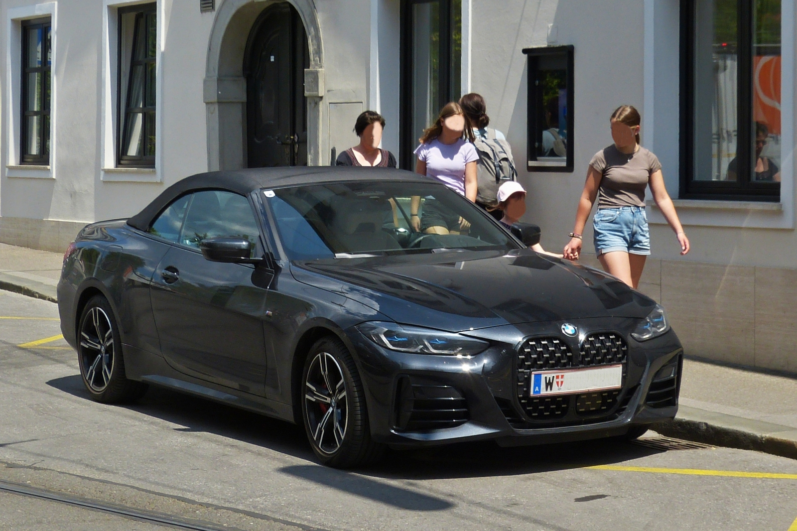 BMW 4er Cabrio, gesehen am Straenrand. 06.2023