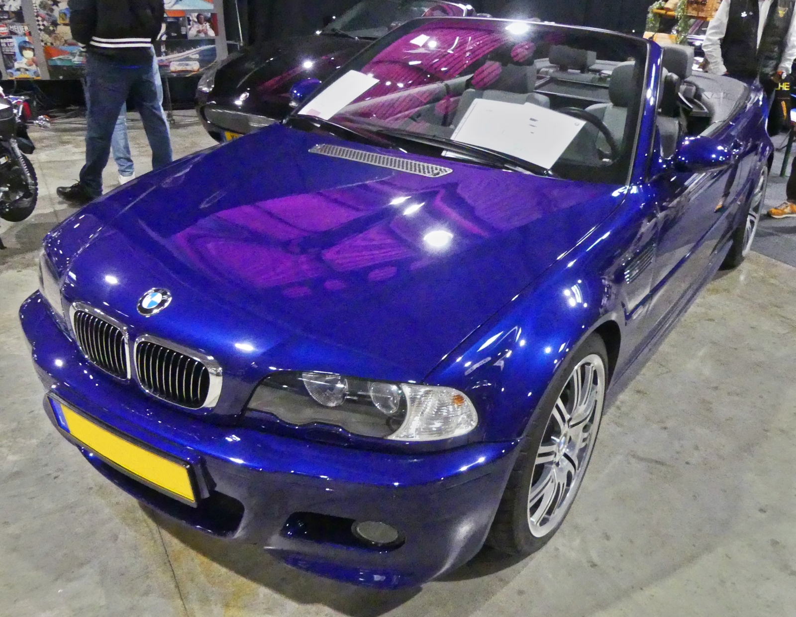 BMW (E46) M3, BJ 2006, 6 Zyl, 343 PS; 3246 ccm, das letzte Fahrzeug was von diesem Typ gebaut wurde, zudem wurde nur das Cabrio in dieser Farbgebung angeboten. War  beim Autojumble in Luxemburg zu verkaufen. 03.2026