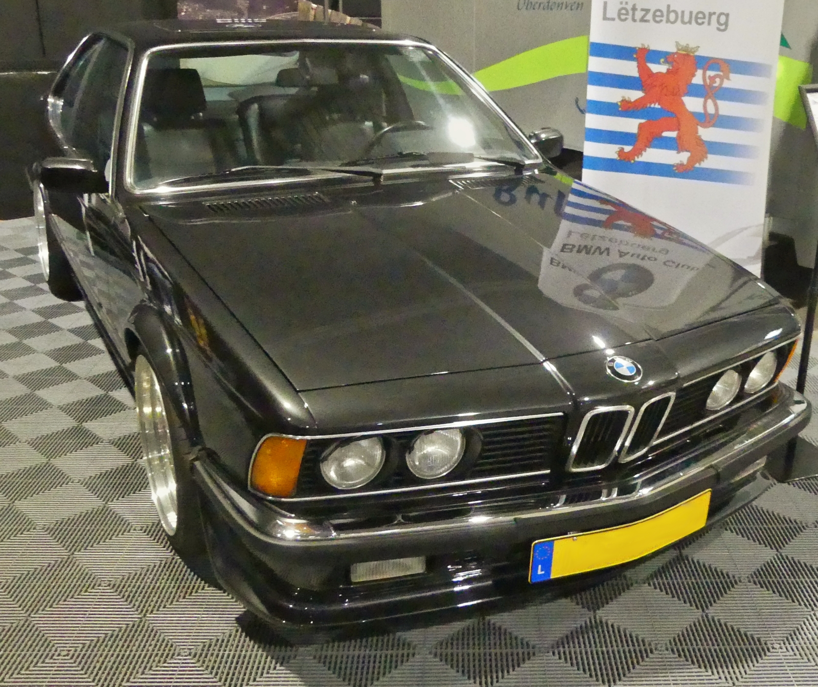 BMW M 635 CSI (E24), BJ 1985, 3453 ccm, 286 PS, zwischen 04.1984 bis 04.1989 wurden 3807 von diesem Typ gebaut, ausgestellt beim Autojumble in Luxemburg. 03.2026
